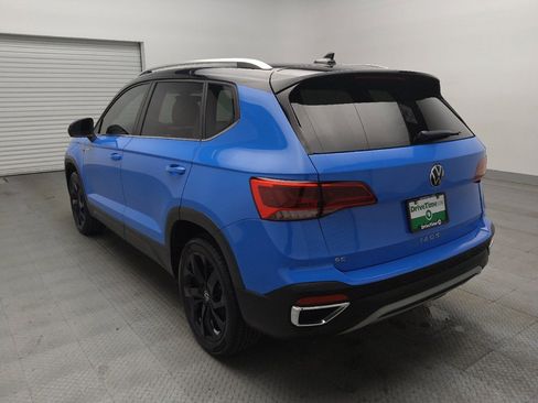 Used 2023 Volkswagen Taos SE w/ Panoramic Sunroof Package FWD image 5