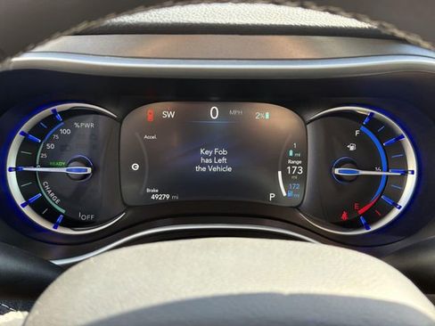 Used 2024 Chrysler Pacifica Limited FWD image 10