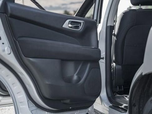 Used 2017 Nissan Pathfinder S image 32