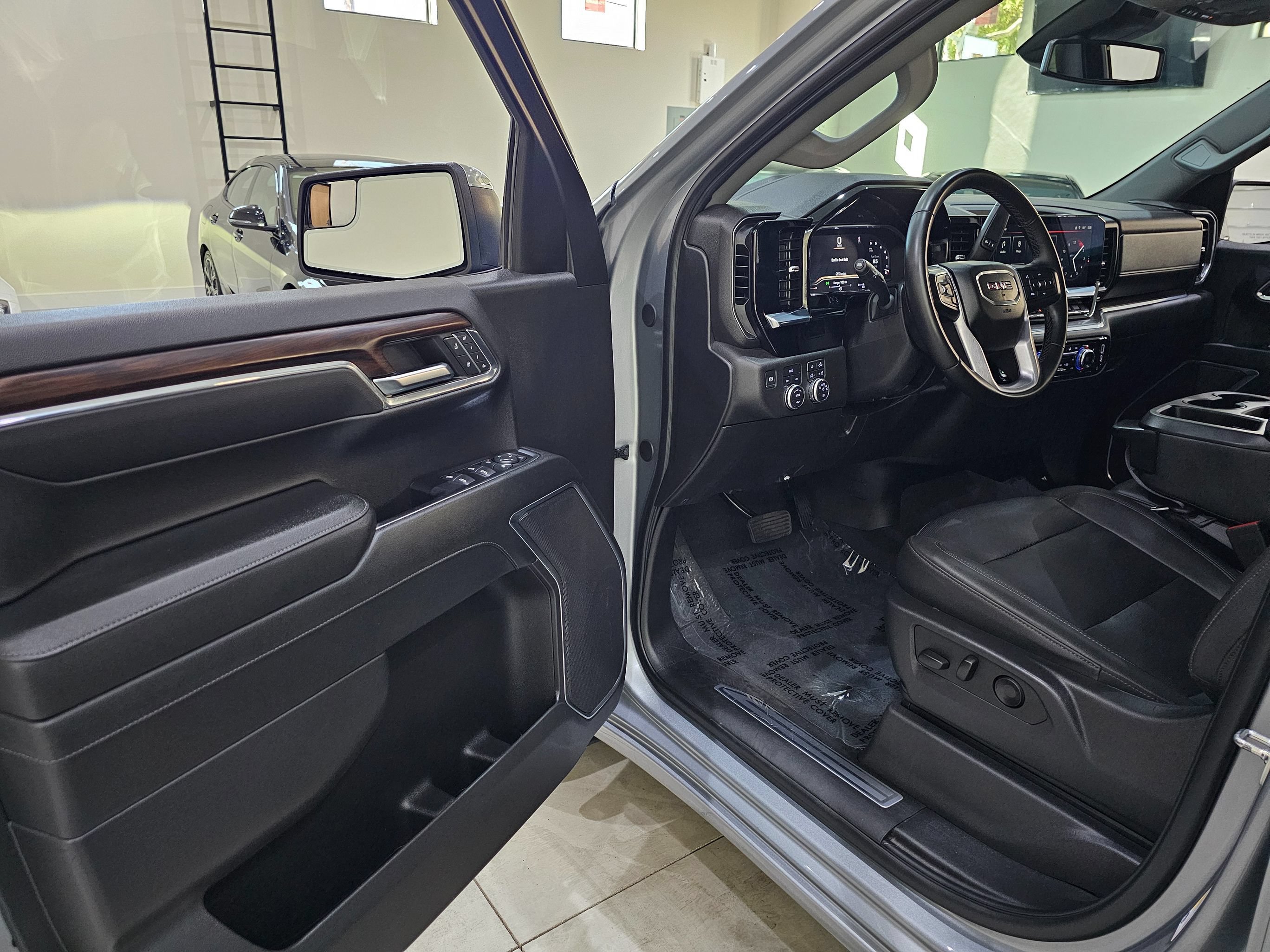 Used 2024 GMC Sierra 1500 SLT AWD/4WD image 15