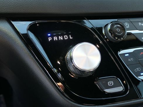Used 2025 Chrysler Pacifica Select FWD image 18