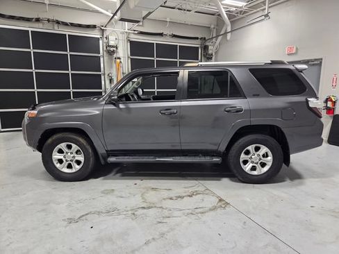 Used 2020 Toyota 4Runner SR5 Premium w/ Moonroof Package RWD image 4