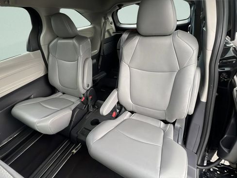 Used 2024 Toyota Sienna XLE FWD image 10