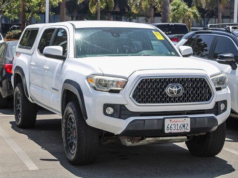Used 2018 Toyota Tacoma TRD Off-Road w/ Technology Package AWD/4WD image 3