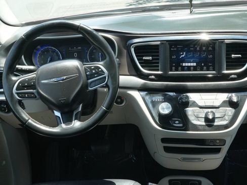 Used 2018 Chrysler Pacifica Touring-L FWD image 6