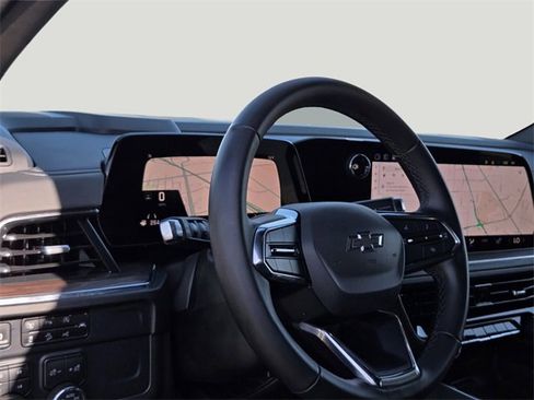 Used 2025 Chevrolet Suburban Z71 image 11