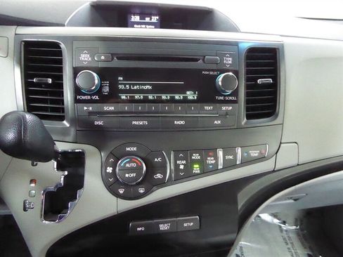 Used 2014 Toyota Sienna LE image 12