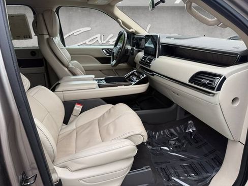Used 2018 Lincoln Navigator Select w/ Technology Package RWD image 25