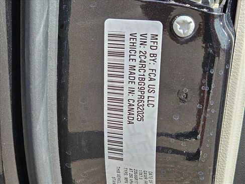 Used 2023 Chrysler Pacifica Touring-L FWD image 29