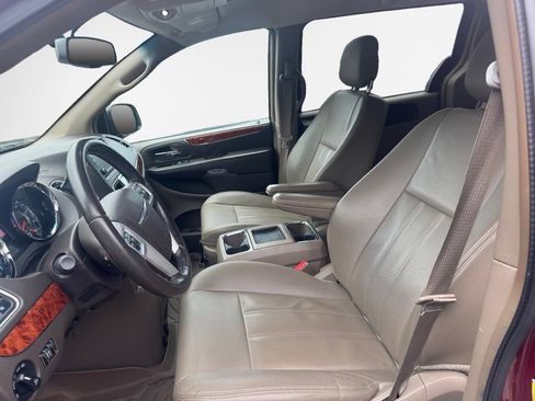 Used 2016 Chrysler Town & Country Touring FWD image 12
