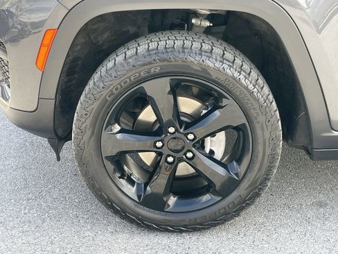 Used 2023 Jeep Grand Cherokee Altitude AWD/4WD image 10