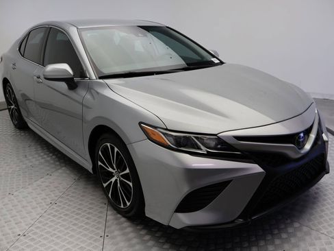 Certified 2020 Toyota Camry SE image 6
