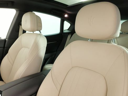 Used 2018 Maserati Levante image 31
