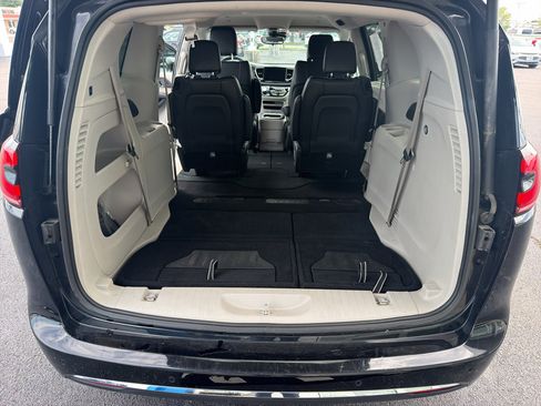 Used 2024 Chrysler Pacifica Touring-L FWD image 10