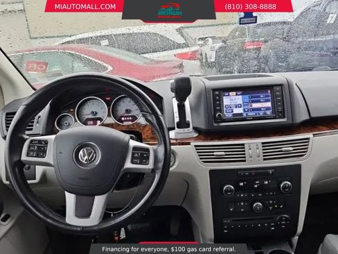 Used 2014 Volkswagen Routan SEL Premium image 9