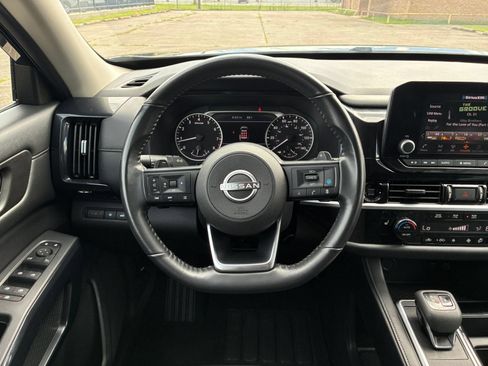 Used 2025 Nissan Pathfinder SV FWD image 32