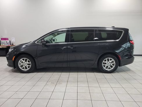 Certified 2023 Chrysler Pacifica Touring-L FWD image 9