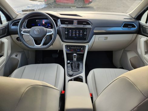 Certified 2022 Volkswagen Tiguan SE w/ Panoramic Sunroof Package image 8