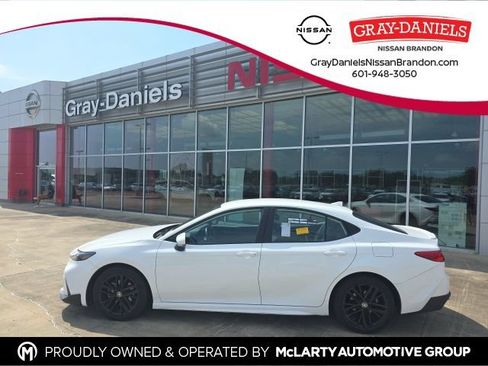 Used 2025 Toyota Camry SE FWD image 1