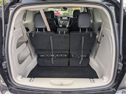 Used 2023 Chrysler Pacifica Touring-L FWD image 27