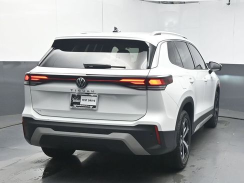 Certified 2025 Volkswagen Tiguan SE image 7