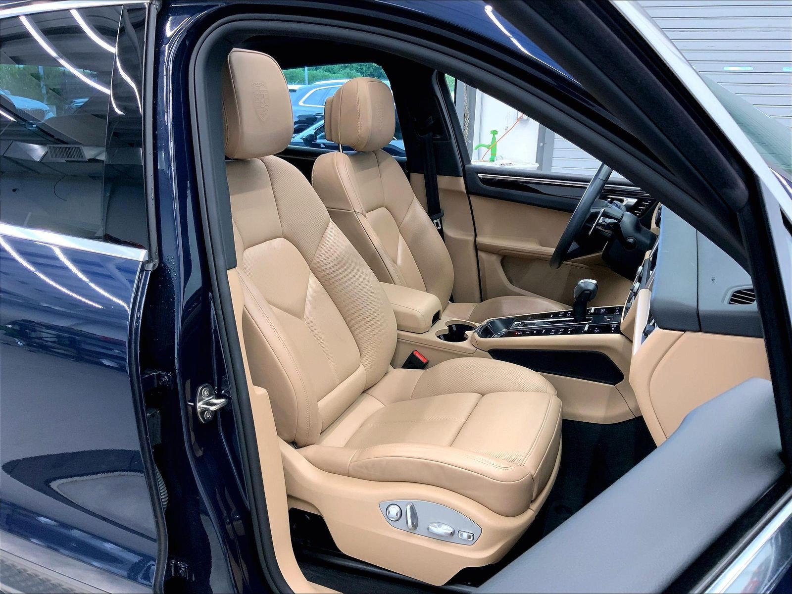 Certified 2023 Porsche Macan AWD/4WD image 19