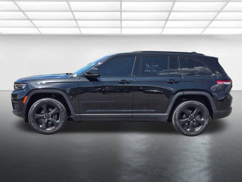 Used 2023 Jeep Grand Cherokee Altitude AWD/4WD image 15