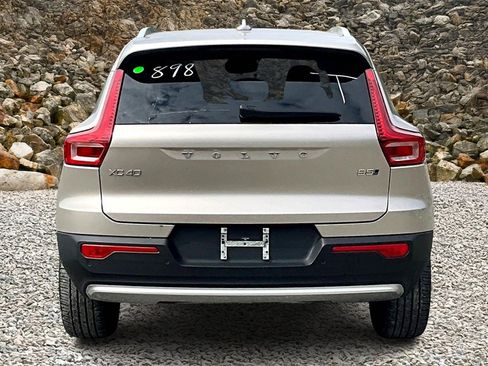 Used 2023 Volvo XC40 B5 Plus image 4