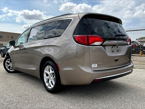 Used 2017 Chrysler Pacifica Touring-L w/ Tire & Wheel Group image 6