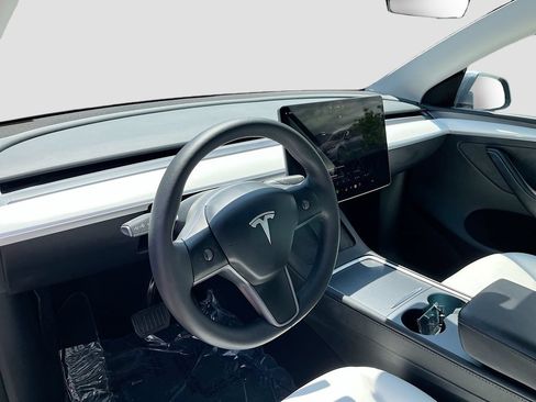 Used 2024 Tesla Model Y Long Range AWD/4WD image 9