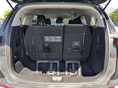 Used 2025 Kia Carnival FWD image 34