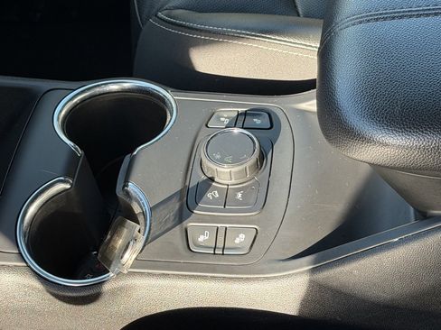 Used 2023 GMC Terrain SLT image 18