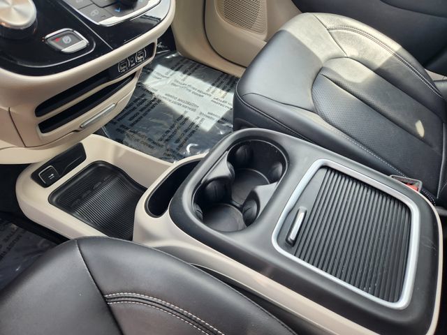 Used 2024 Chrysler Pacifica Touring-L FWD image 16
