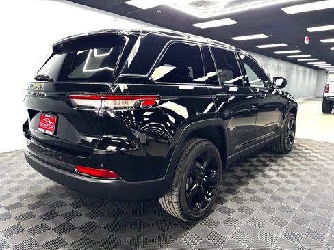 Used 2024 Jeep Grand Cherokee Altitude RWD image 14