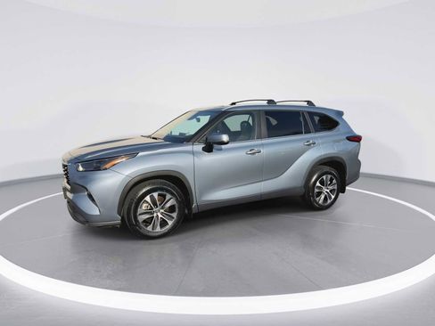 Used 2023 Toyota Highlander XLE AWD/4WD image 4
