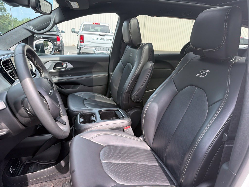Used 2023 Chrysler Pacifica Touring-L w/ S Appearance Package AWD/4WD image 19