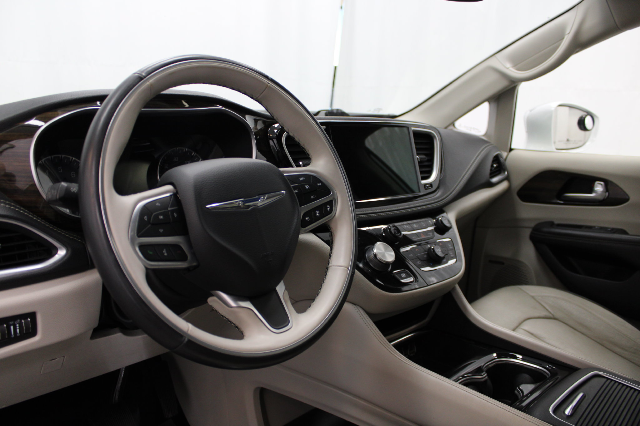 Used 2021 Chrysler Pacifica Limited w/ Premium & Safety Sphere Group AWD/4WD image 15