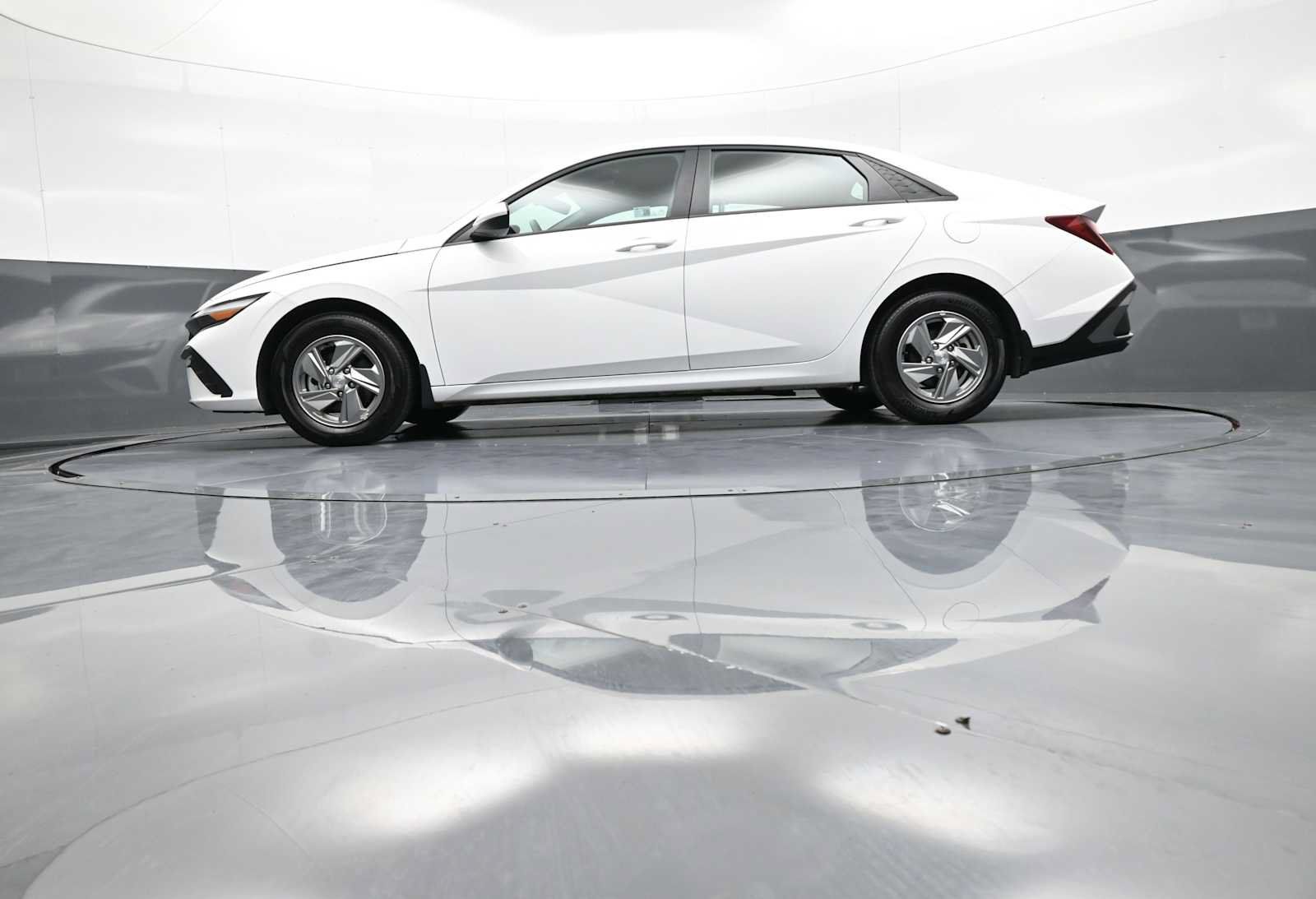 Used 2025 Hyundai Elantra SE FWD image 32