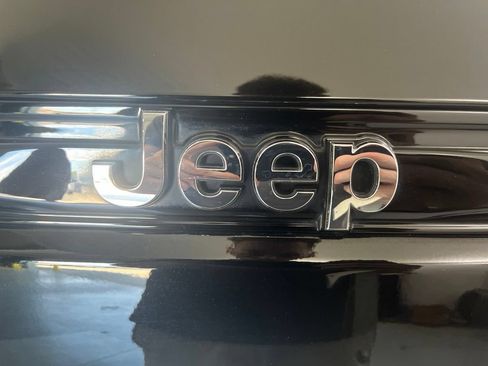 Used 2022 Jeep Grand Cherokee Overland w/ Luxury Tech Group IV AWD/4WD image 46