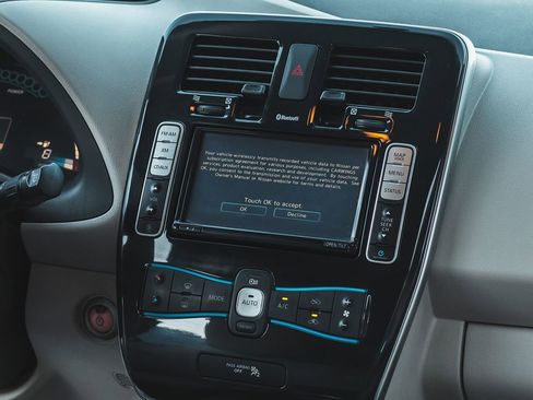 Used 2011 Nissan Leaf SL image 11