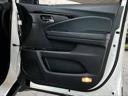 Used 2020 Honda Pilot Touring image 16
