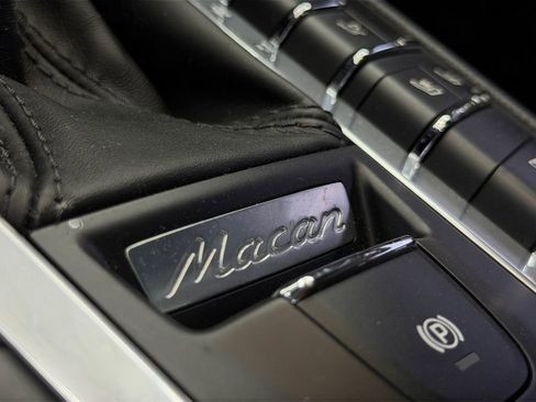 Used 2018 Porsche Macan Sport Edition AWD/4WD image 23