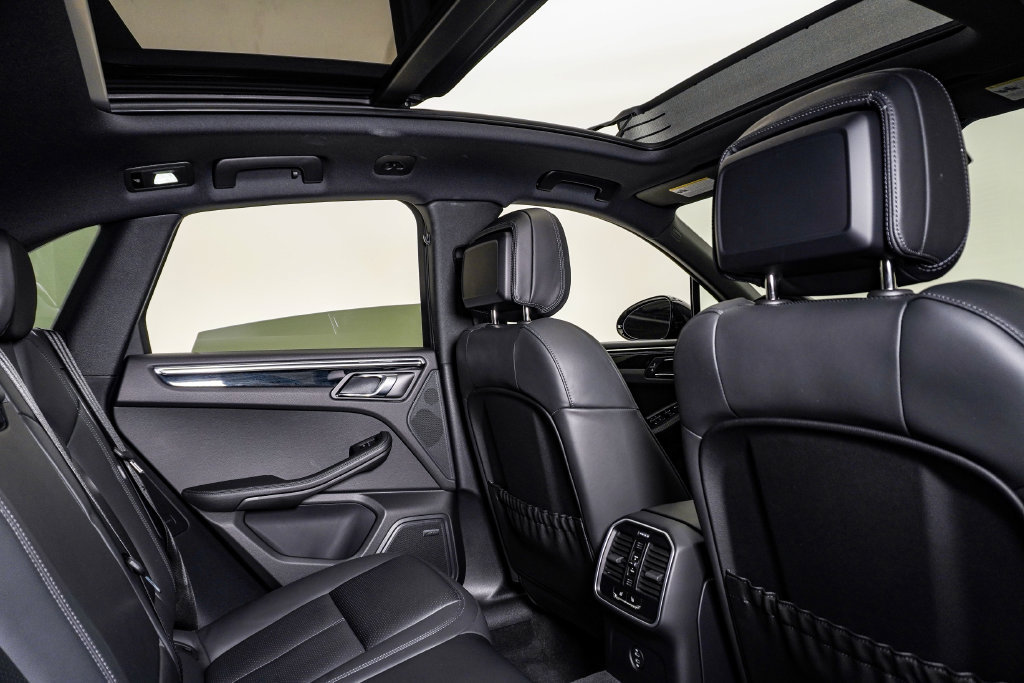 Certified 2026 Porsche Macan AWD/4WD image 16