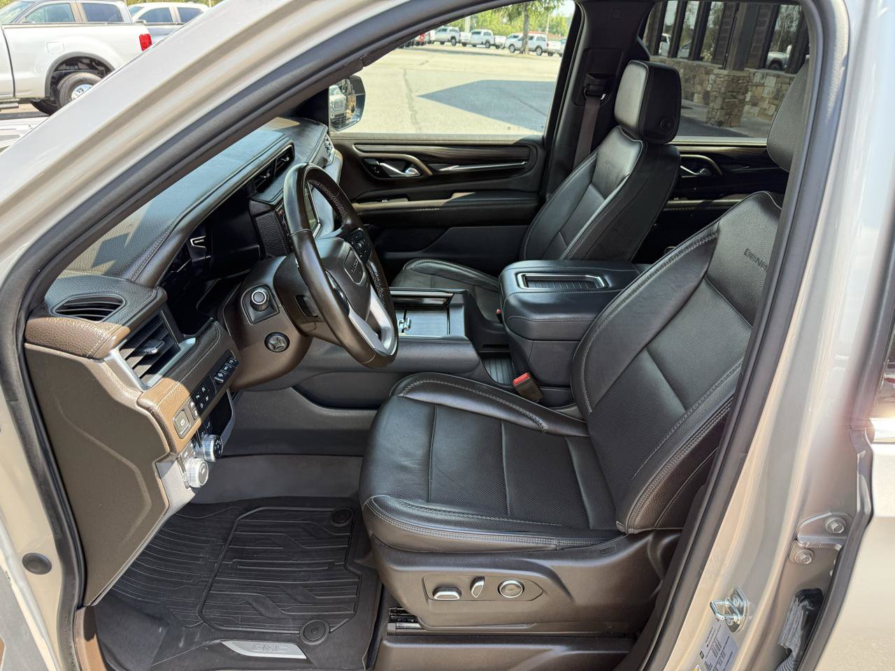 Used 2023 GMC Yukon XL Denali AWD/4WD image 11