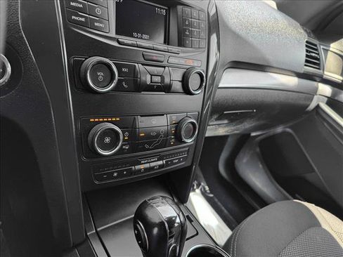 Used 2019 Ford Explorer XLT FWD image 15
