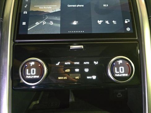 Certified 2024 Land Rover Discovery Dynamic SE image 19