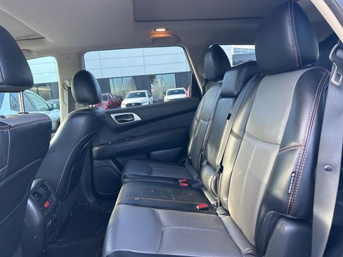 Used 2020 Nissan Pathfinder SL image 3