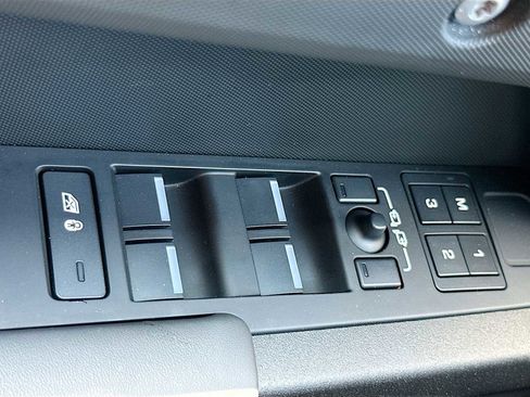 Used 2025 Land Rover Defender 110 V8 AWD/4WD image 18