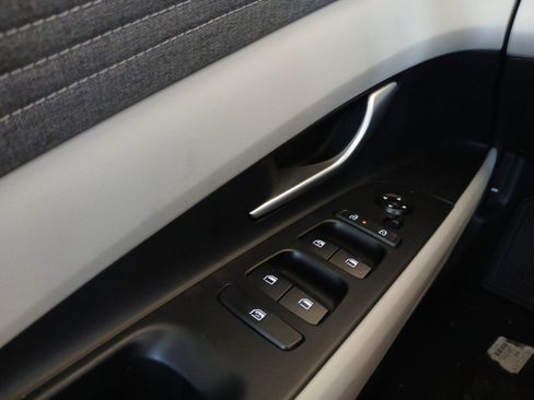 New 2025 Hyundai Elantra Limited image 18