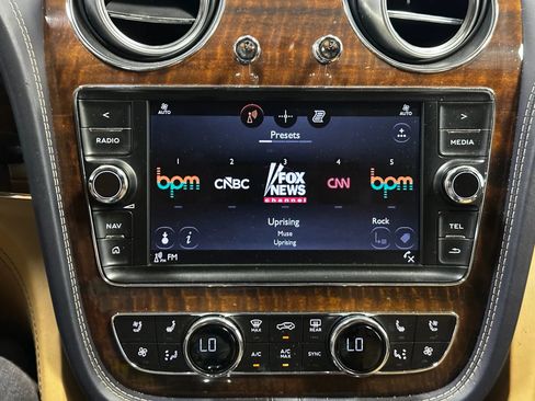 Used 2017 Bentley Bentayga AWD/4WD image 35